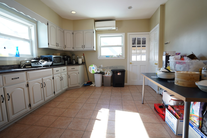 1 - JUNE 2026 – Massive 6 Bed / 2 Bath Duplex | Tons of Common Space | No Broker Fee Apartments