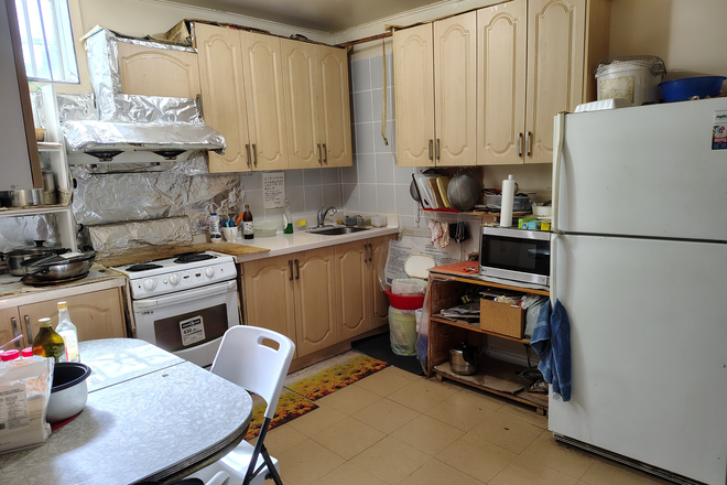 kitchen - PREFERABLY male students ...1 or more years lease...2 furnished rooms in the Kensington market area