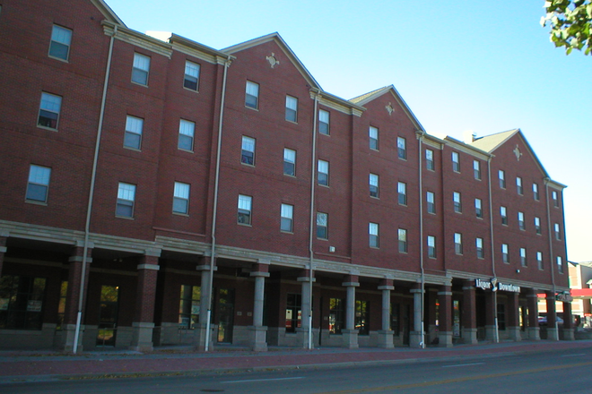 Exterior - Downtown Three and Five Bedroom Units Free Wifi Apartments