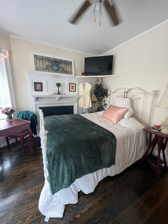 STUDIO - RIVER LOCATION! Near Univ,Hospitals,T,Walk Everywhere.Safe,CentralCity Location! Condo