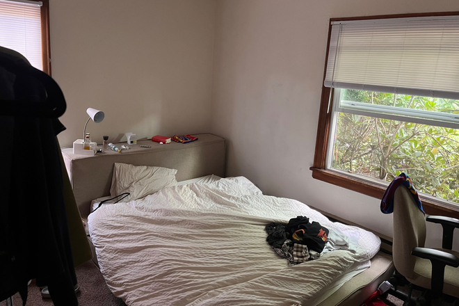 bedroom - West Campus Nice House of Three Bedrooms (leasing one bedroom)