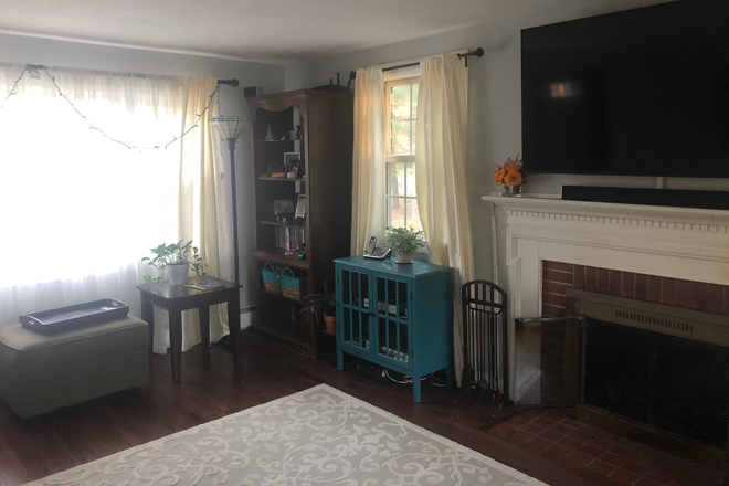 Living/Family Room - Spacious and modern 3 bedroom finished basement house at walking distance from campus