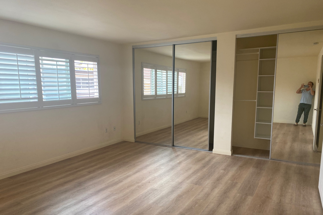 Master bedroom - 2 Story Townhouse/ UTC/LaJolla/ UCSD - 2 Car  GARAGE  attached- 2bedrooms 2.5 bathrooms. Patio