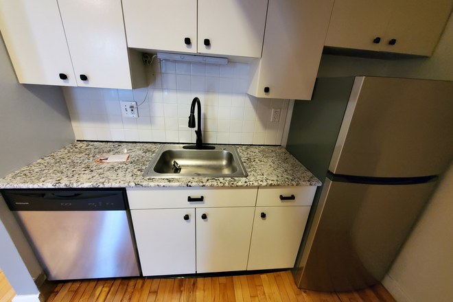 Call NOW for showings! 617-236-8600 - MASS AVE - BROWNSTONE 2BR/1BA *AVAIL NOW* W/ H&HW INC, LNDRY IN UNIT, DW, HIGH CEILINGS, OPEN LAYOUT Condo