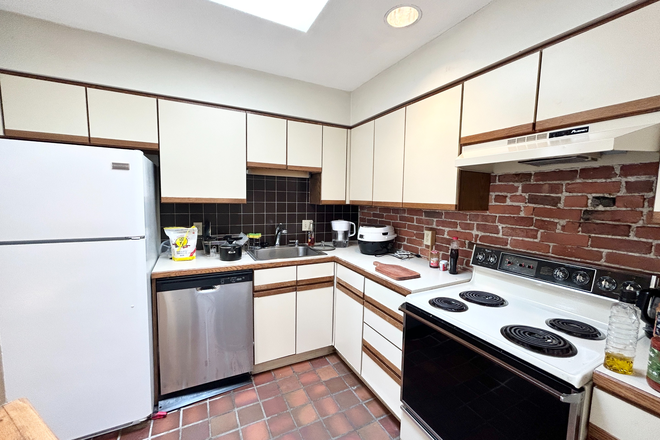 Kitchen - Stunning 4 bedroom on Sunset