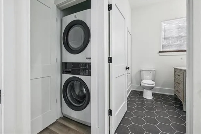 Upstairs bathroom and washing/drying machines - Spring 2026 Sublease - Off Campus House