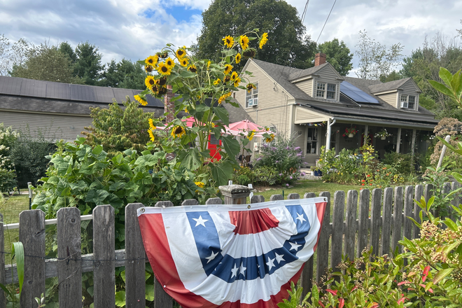 House - 1 Sunny quiet room - 2nd floor room, 18th century farmhouse, close to bike trail