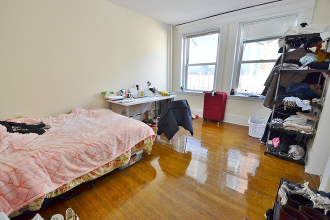 133 Peterborough St. - NO Broker's Fee!!  -  AVAIL 9/1 - MODERN 1 BR ON PETERBOROUGH, HUGE & SUNNY Apartments