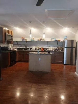 Kitchen - Spacious and renovated 1bdrm 1bth plus bonus room Rental