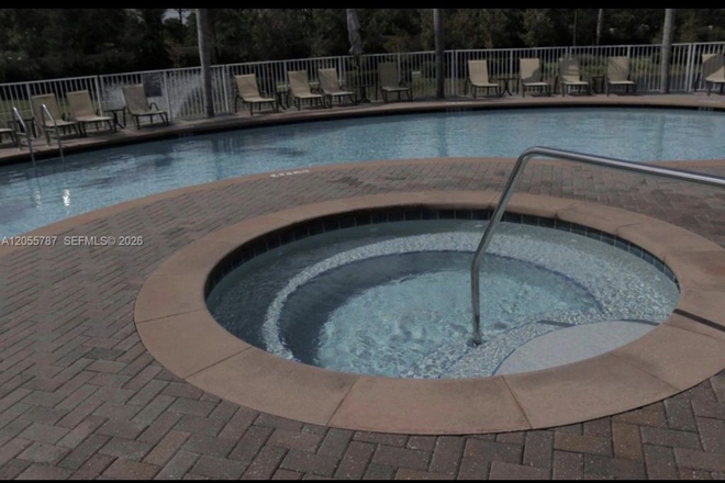 Community hot tub and pool - Room in Home 30mins from Campus
