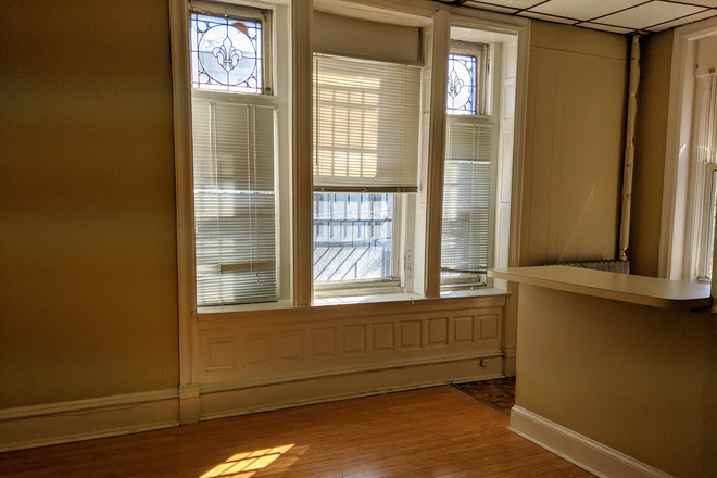 Living room - 4007 Pine Street Apartments