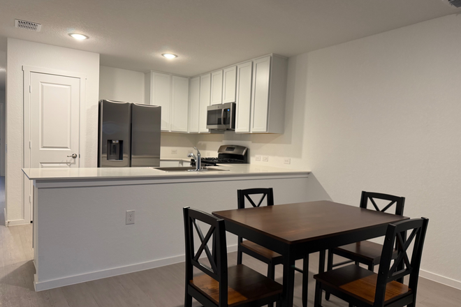 Kitchen with full appliances and dinning room table - Fully Furnished House, Utilities included, near TAMUSA and hospital