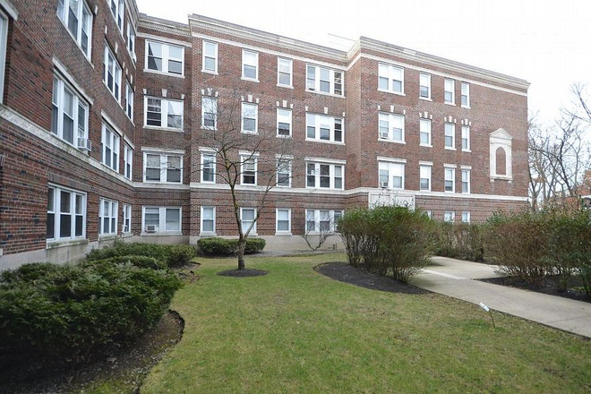 Visit hubrealtyproperties.com - Large one bedroom in stately building, on Chiswick Rd T stop green line