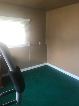 Corner bedroom - ROOM FOR RENT. MAID SERVICE! FREE UTILITIES! House