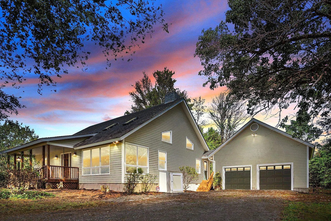 Exterior - 🏡 3BR/3BA Charming House on 1.5 Ac | Chapel Hill Schools | 10 Mins to UNC | Views of Horse Farm 🐴