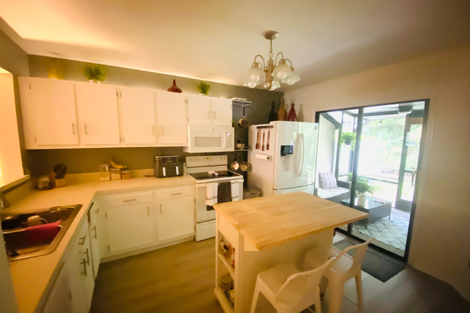 Shared Kitchen - Roommate Wanted – Share 2 Bed / 2.5 Bath Townhome 5 Mins from USF (Gated)