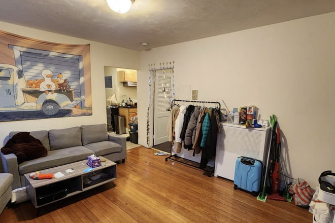 . - **NO BROKERS FEE!!** Huge 3 Bed/1.5 Bath w/ Hot Water Included!! Avail. 9/1/26!!