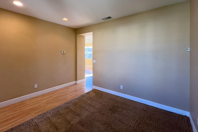 Reception room - Master Bedroom and single bedroom available, 7 minutes from Campus, bus stop within walking distance House