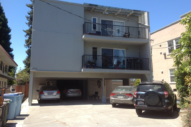 Buildling - Spacious 2 Bedroom 1 Bath apartment available NOW in nice quiet neighborhood