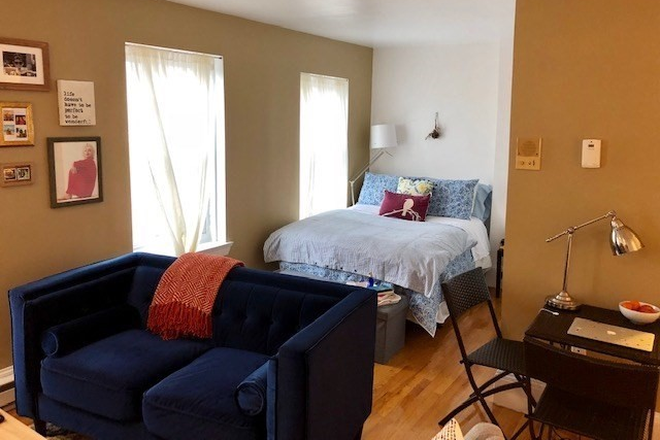 LIVING - SPACIOUS STUDIO ON COLUMBUS WITH HOT WATER INCLUDED! 9/1/25!