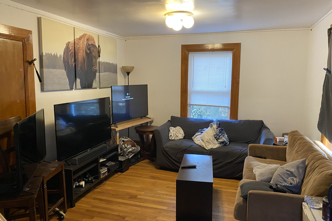 living room - **NO BROKERS FEE!!** Amazing 4 Bed / 2 Bath w/ Parking options! Avail. 9/1/26!! Apartments