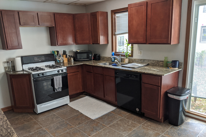 Kitchen - Spacious 3 or 4  Bedroom Duplex - Easy Walk to Campus; Across the Street from Merriam Park Duplex