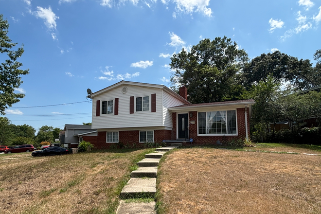 Photo - $500 - $600, plus utilities, next to UMD Shuttle Stop, Female Grad Students Preferred House