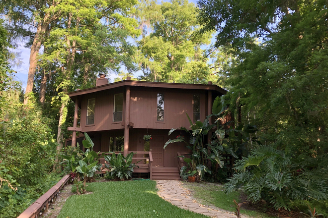 Front Yard - Furnished Master Bed/Bath in Unique Two-Story "Treehouse"