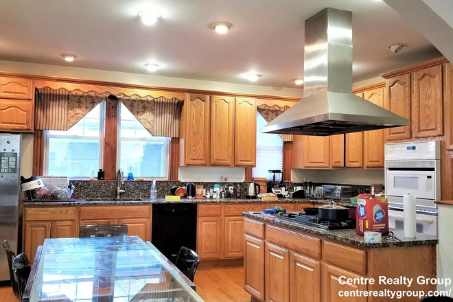Kitchen - MASSIVE 5 bedroom with huge eat-in kitchen! NO FEE Apartments