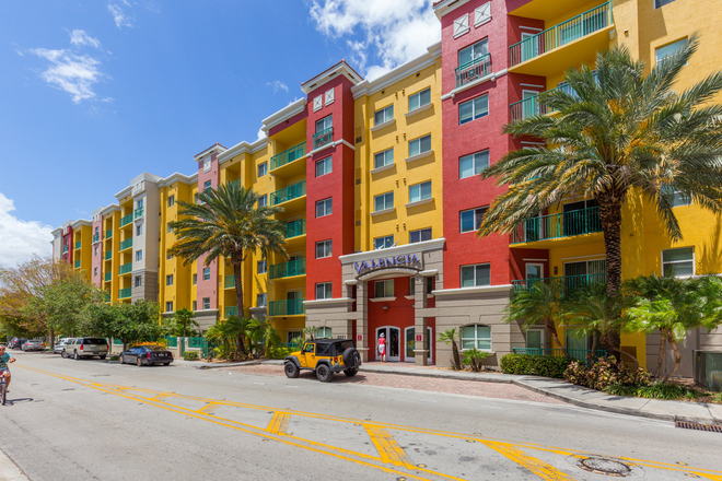 Building main entrance - Valencia South Miami Condominium 2 bedroom 2 bath