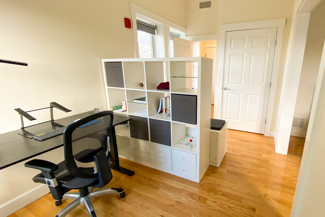 Bedroom study area - BEAUTIFUL FURNISHED BEDROOM WITH PRIVATE BATHROOM IN LUXURY PENTHOUSE AT HARVARD YARD | NO FEE