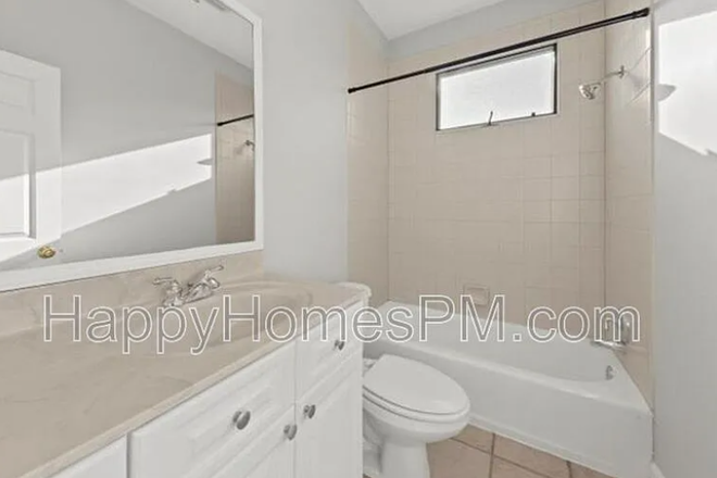 Available bathroom - Townhouse close to campus
