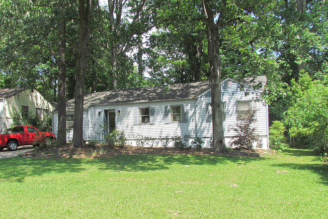 Front view of house - 3 BR / 2 BA House with Fenced Back Yard - Pet Friendly - Storage Shed - Near Museum School