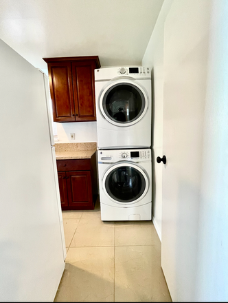 Washer and dryer - Room for rent very close to campus House