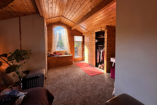 Door to roof, closet and bench space - Cozy house close to campus