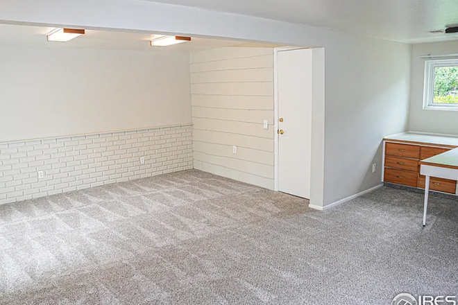 downstairs living room - House Close to Campus
