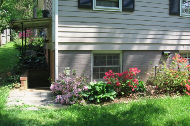 Side Entrance to Unit - Female Graduate / Professional to share house with separate units, utilities included in rent