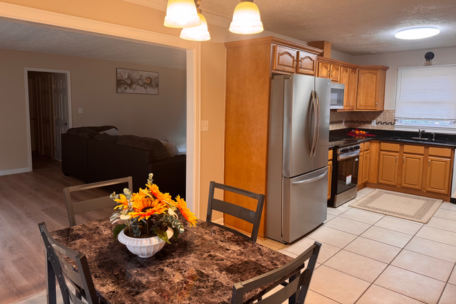 Kitchen/Dining room - 5 rooms 3 bath $1000 per room House