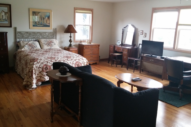 Studio area for living room and bedroom - Studio Apartment over a Garage