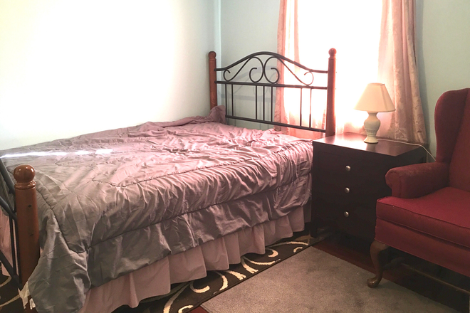 Available room with full size bed - Furnished room in home for PU affiliate-Millstone Rd-Princeton Junction