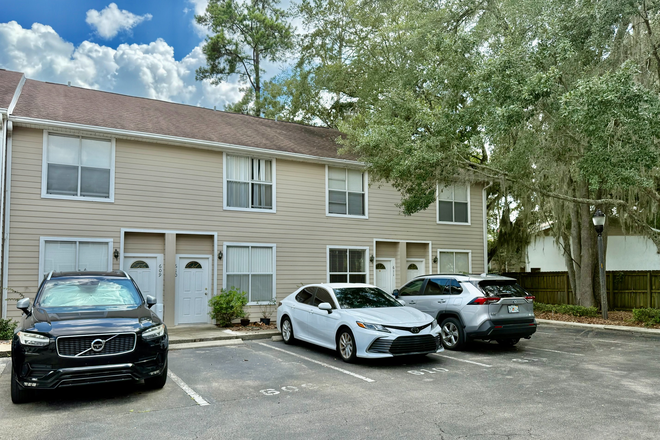 Outside of Townhouse - 2-bed/2.5 bath townhome-style Kensington South