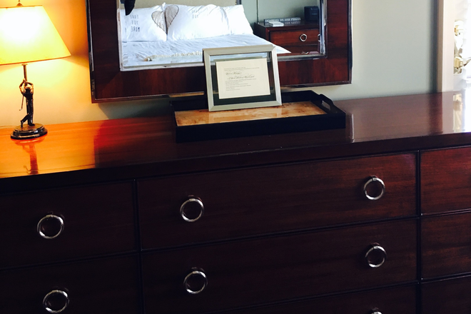 Beautiful dresser- unpack your suitcase - 5⭐️'s  The Clifton In Historic Druid Hills-Furnished Bedroom& Den, suitcase ready-100%walkable Condo