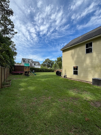 Backyard 1 - 3 BR 2.5 Bath right off the connector House