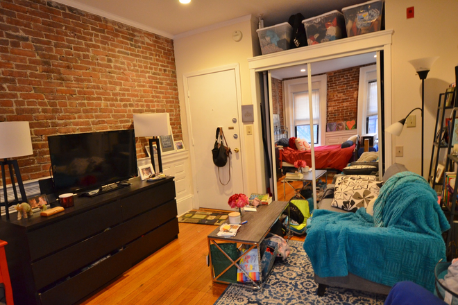 Studio - 409 Marlborough St. - Available 9/01 - Comfortable, Cozy & Bright Studio!! Apartments