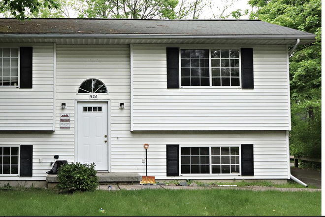 photo of house - Cute house and only a 5 min walk from campus!