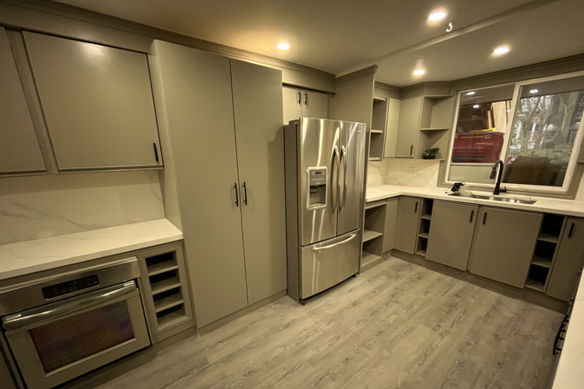 Kitchen - 3 bedrooms with laundry in Annex