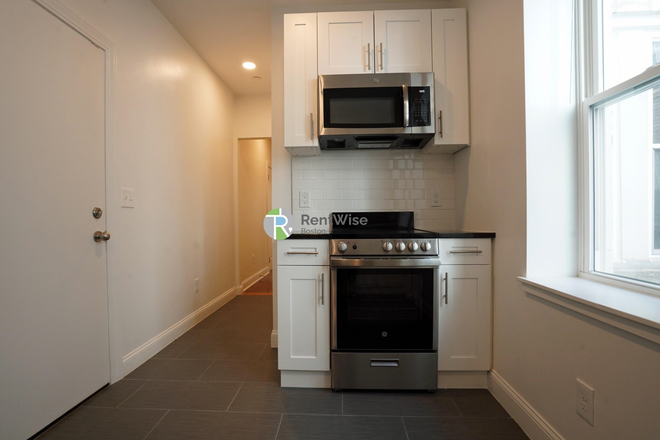 111 - Gorgeous Brighton 1 bed. New Renovation! NO FEE Apartments