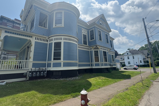 Exterior Side - 320 Elm Street #3, Northampton, MA. - 1-Bedroom Apartments