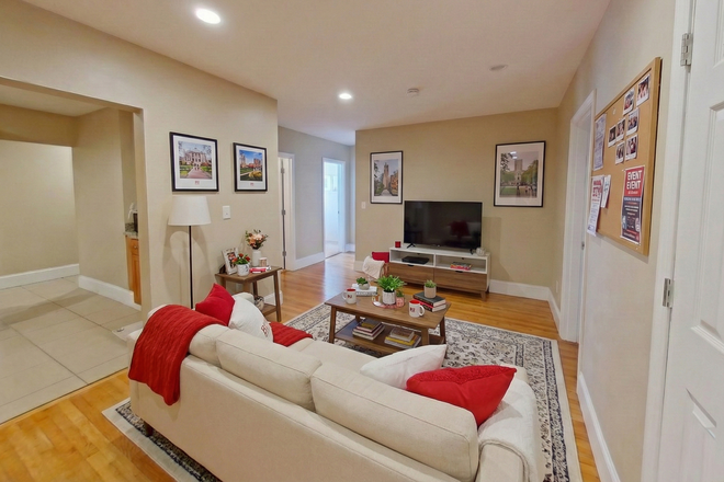 Unit - PREMIUM 4 BED / 2 BATH BU CENTRAL! NO BROKER FEE OR SECURITY DEPOSIT! BEST DEAL FOR SEPTEMBER 1! Condo