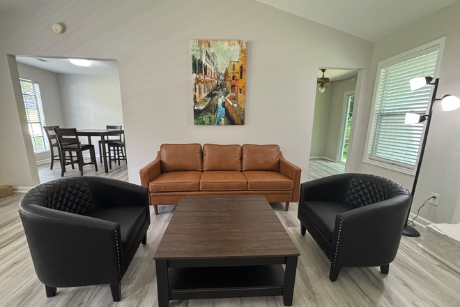 Living Room - Shared housing 0.8 miles to KSU (utilities included)